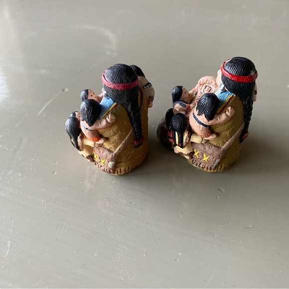 2 Resin Replica Storyteller Figurine - Man, Blue & Brown, Many Children - Picture 3 of 8